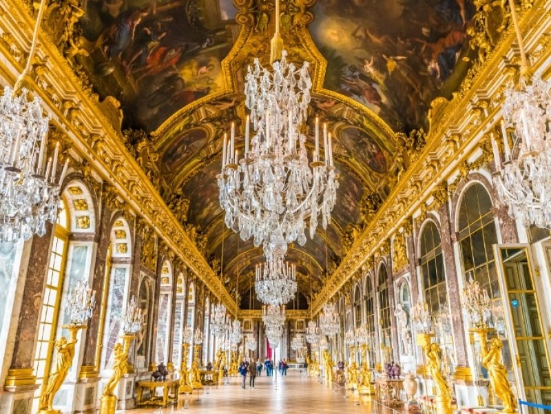 Hotel nyílik a Versailles-i kastélyban
