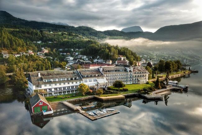 A Brakanes hotel a Hardangerfjord partján