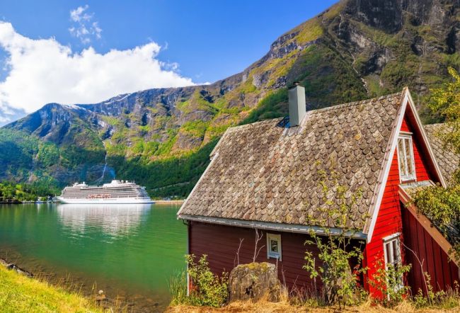 Cruise hajó a fjordon